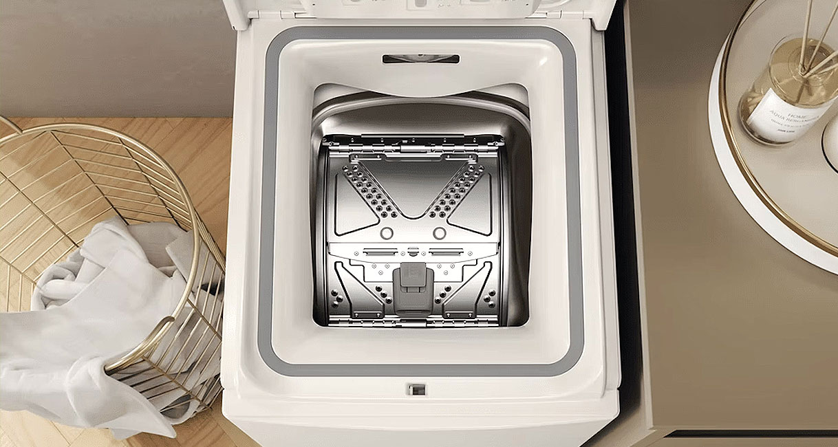 Bovenlader wasmachine van bovenaf geopend als keuze naast een voorlader bij 6 kg
