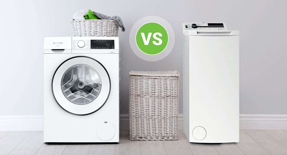 Witte voorlader wasmachine links en smalle bovenlader wasmachine rechts, met een groen VS-teken en een wasmand ertussen