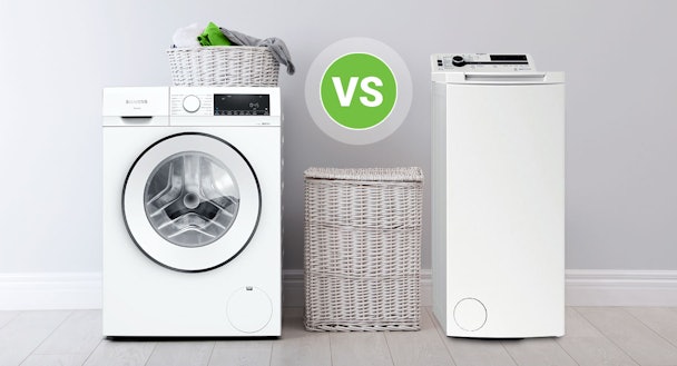 Witte voorlader wasmachine links en smalle bovenlader wasmachine rechts, met een groen VS-teken en een wasmand ertussen