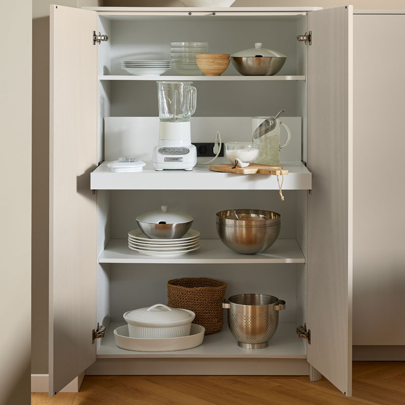 Open voorraadkast met servies en keukenaccessoires