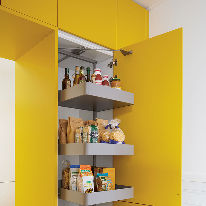 Gele voorraadkast uittrek lades