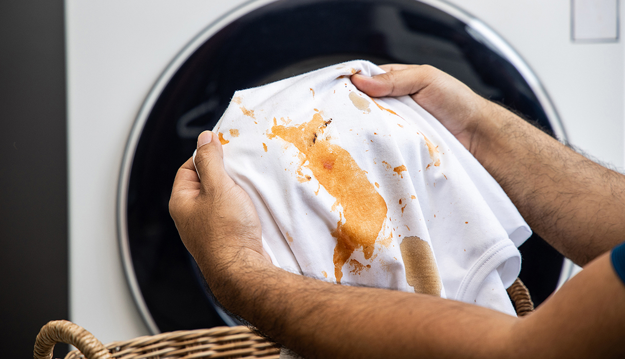 Sterk bevuild wit shirt dat een voorwas nodig heeft in de wasmachine