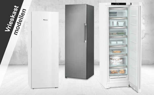 Vrieskasten van Miele, Whirlpool en Liebherr naast elkaar, inclusief open vrieskast met zichtbare lades.