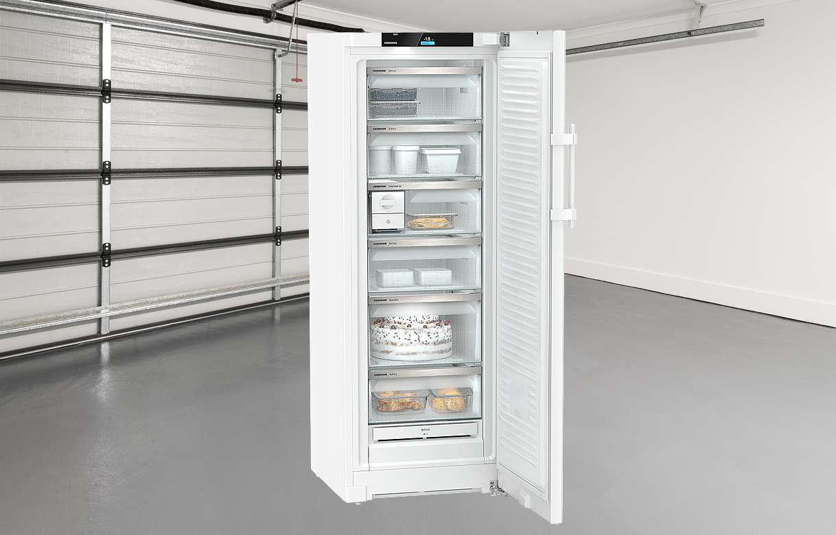 Staande vriezer met lades in een nette garage.