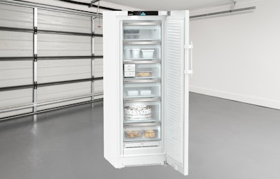 Staande vriezer met lades in een nette garage.