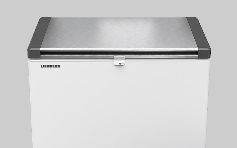 Vrieskist met metalen deksel en witte behuizing