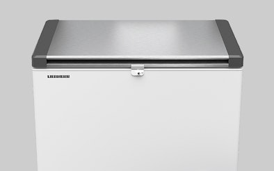 Vrieskist met metalen deksel en witte behuizing