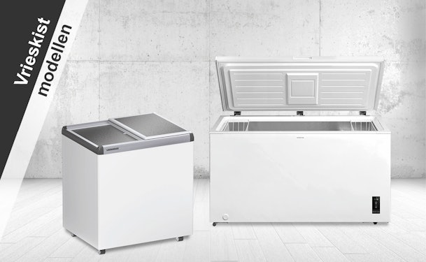 Twee witte vrieskisten naast elkaar, inclusief een geopend model met grote binnenruimte.