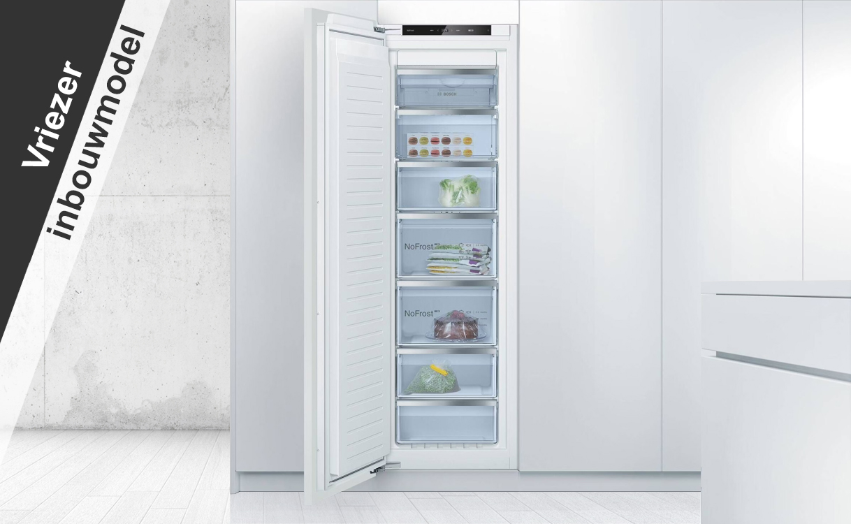 Inbouw vriezer in een moderne keuken, met open deur en meerdere transparante lades.