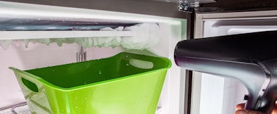 Het ontdooien van de vriezer of het vriesvak met een föhn.