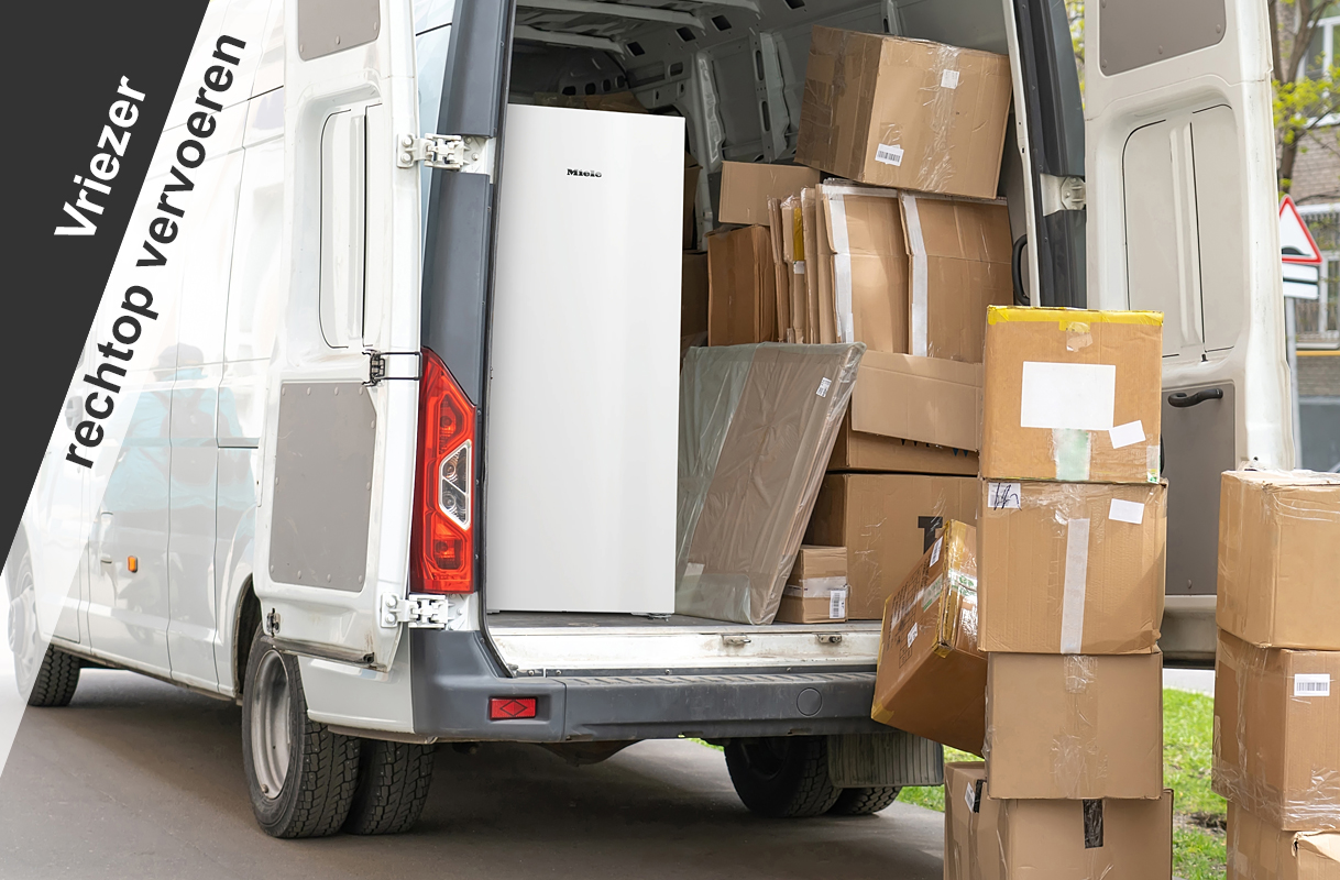 Vriezer die rechtop in een bestelbus wordt vervoerd, omringd door dozen en klaar om vastgezet te worden.