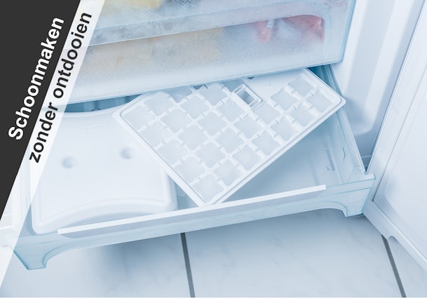 Vriezerlade met lichte ijsvorming tijdens schoonmaken zonder ontdooien