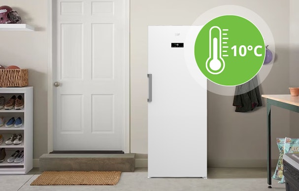 Vrijstaande vrieskast in vorstvrije schuur met 10 graden pictogram, geschikt voor gebruik vanaf 10 °C omgevingstemperatuur
