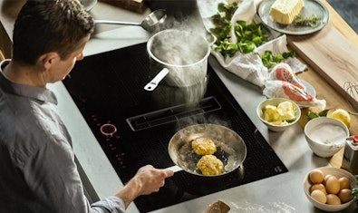 Het weggewerkte afzuigsysteem zorgt voor vrij zicht in je keuken.