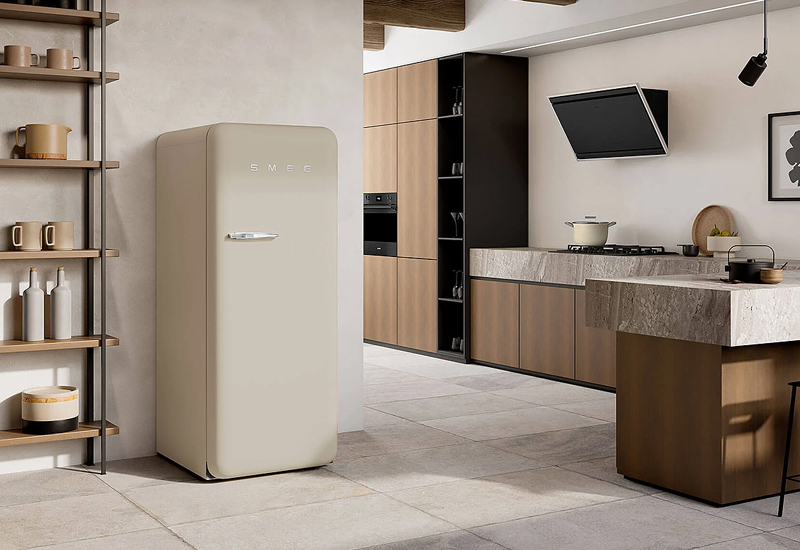 Een retro koelkast als blikvanger in een moderne keuken.