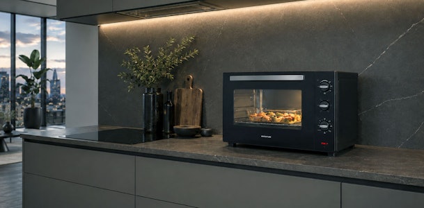 Vrijstaande Inventum solo magnetron voor opwarmen en ontdooien op het werkblad van een moderne keuken