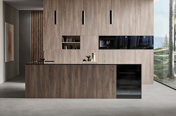 Moderne keuken met geïntegreerde V-ZUG ovens en V-ZUG wijnkast in stijlvol houtdesign.