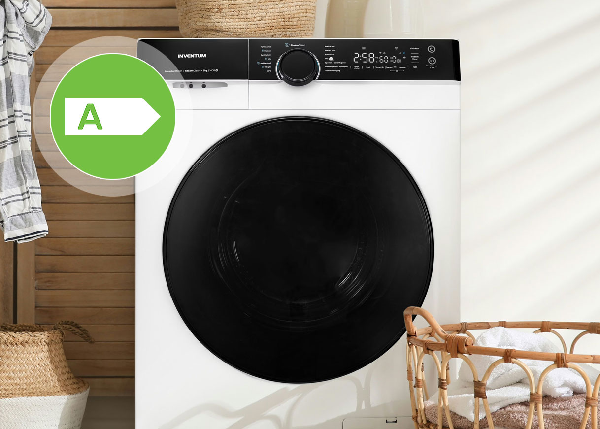 Zwarte Inventum wasmachine met A-energielabel in moderne wasruimte met wasmand