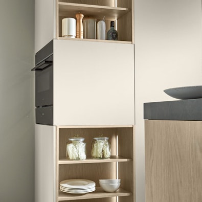 Wandkast met open vakken en decoratie.