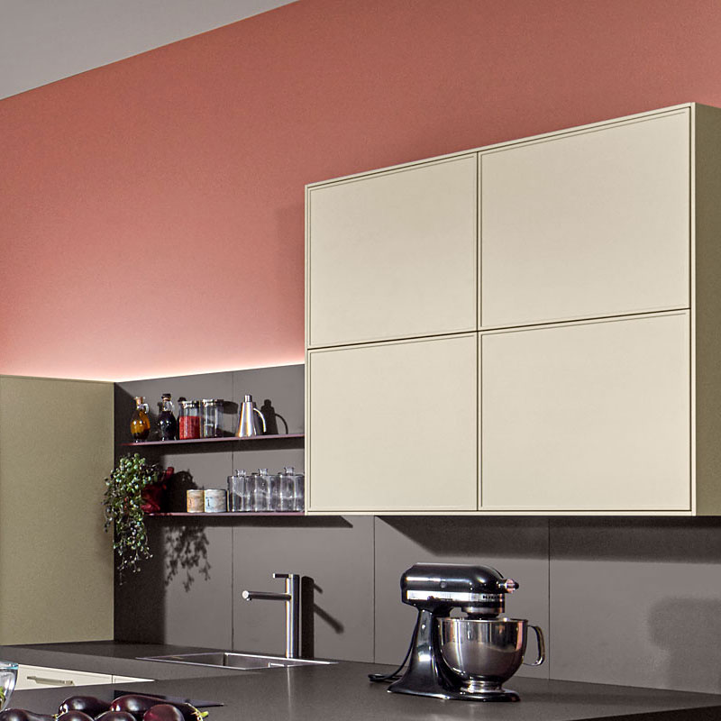 Wandkast met verlichting en open plank.