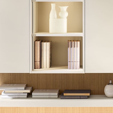 Open vak in wandkast met decoratie