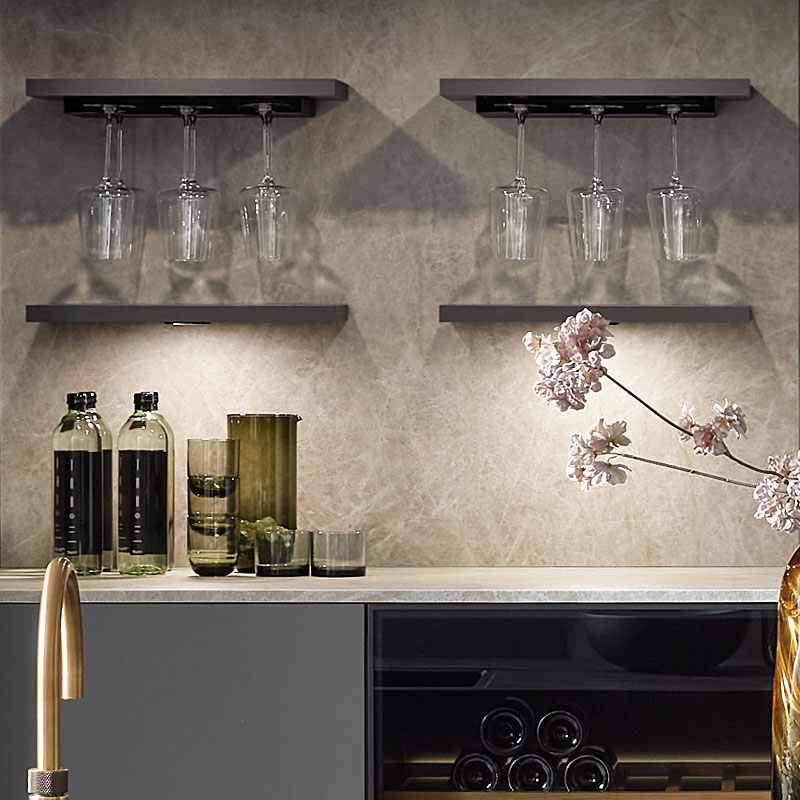 Wandkast met geïntegreerde verlichting.