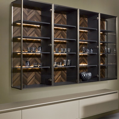 Wandkasten met gerookt glas, LED-verlichting en visgraatfineer.