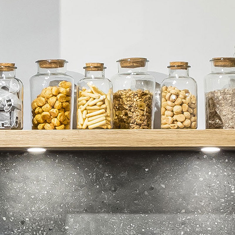 Wandplank met voorraadpotten