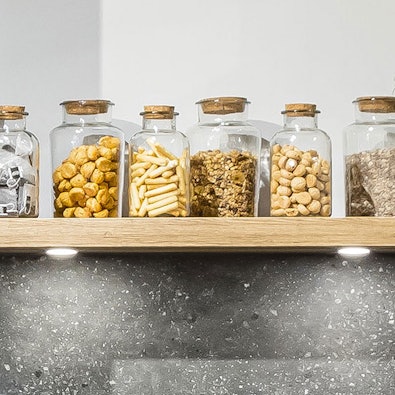 Wandplank met voorraadpotten