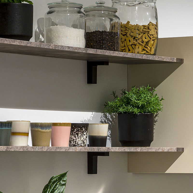 Wandplanken in dezelfde marmer-look als de hoge kast