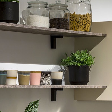 Wandplanken in dezelfde marmer-look als de hoge kast