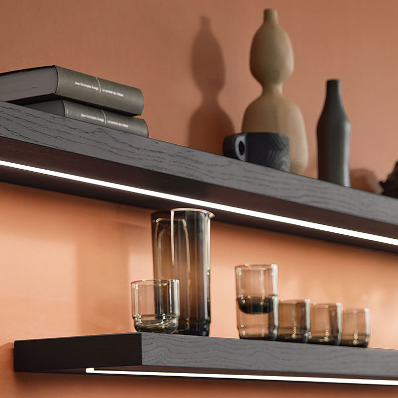 Verlichte wandplanken boven terracotta keukenwand