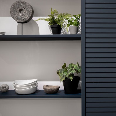 Naast de wandkast bevestigde wandplanken