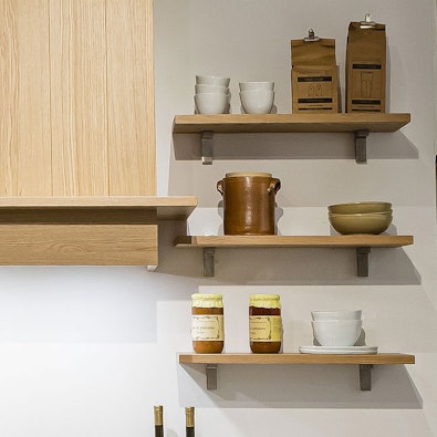 Wandplankjes naast een klassieke schouw