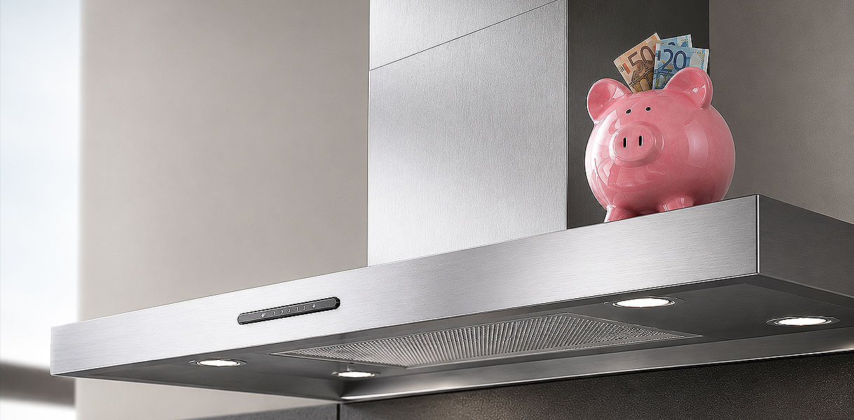 Wandschouw afzuigkap met zuinige energieklasse en spaarvarken met geld erop