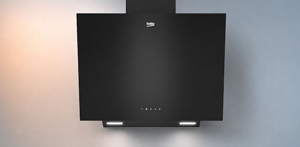 Zwarte schuine Beko wandschouw afzuigkap met touch-bediening en verlichting tegen de muur