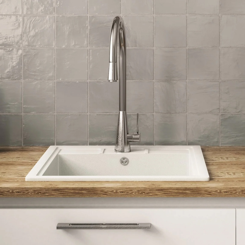 Wandtegels voor de keuken in taupe kleur.