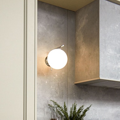 Wandlamp op betonlook achterwand.