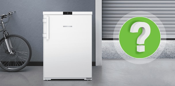 Liebherr koelkast in koude schuur met vraagtekenpictogram als illustratie bij keuze voor low-ambient koelkast