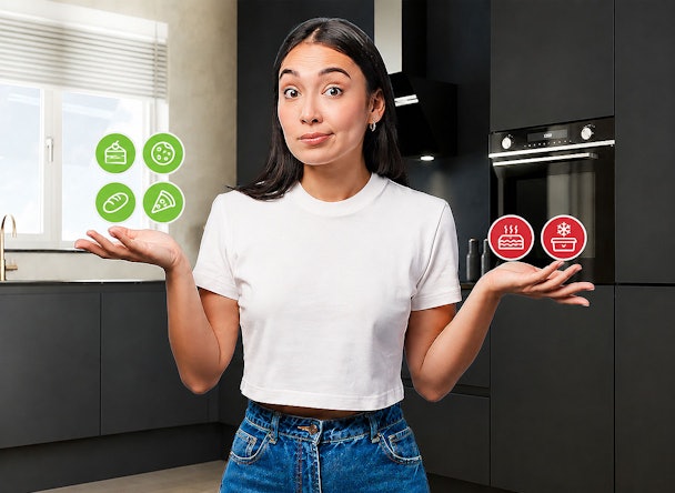 Vrouw met links iconen van cake koekjes brood en pizza en rechts ovenschotel en diepvriesgerecht
