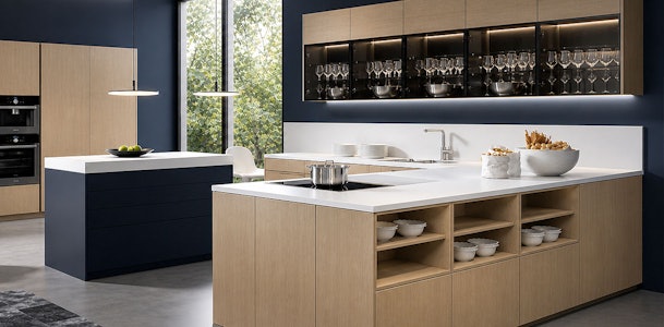Moderne keuken met houtfineer fronten, wit werkblad, donkerblauwe wand en inbouwapparatuur