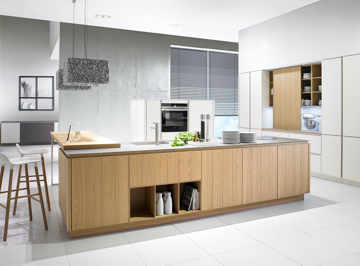 Met warme houten accenten brengt u uw witte keuken tot leven.