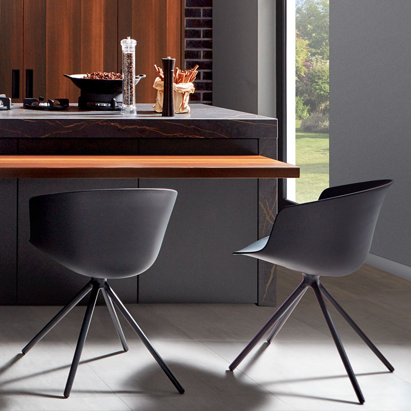 Houten bar aan donker kookeiland met moderne stoelen.