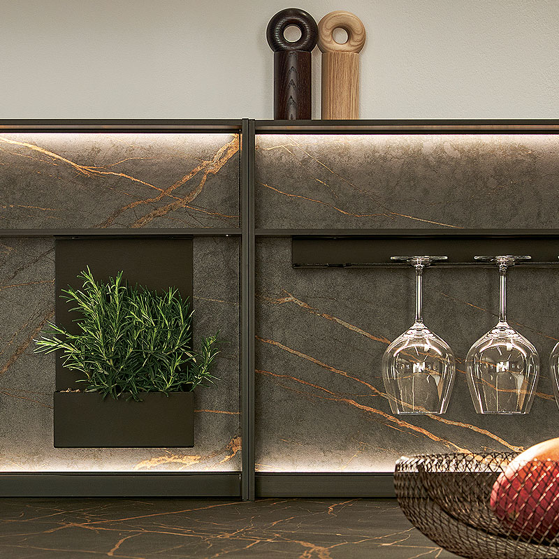 Warme steenlook met verlichte nis