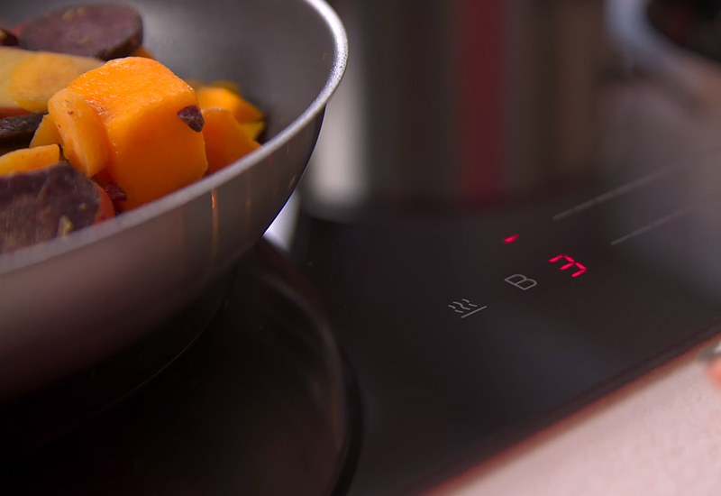 De warmhoudfunctie houdt de inhoud van de pan op een constante temperatuur van 70˚C