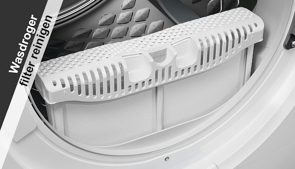 Pluizenfilter van wasdroger zichtbaar in deuropening