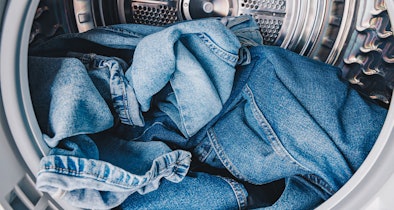 Jeans in wasdroger trommel met advies voor lage temperatuur en beperkte belading