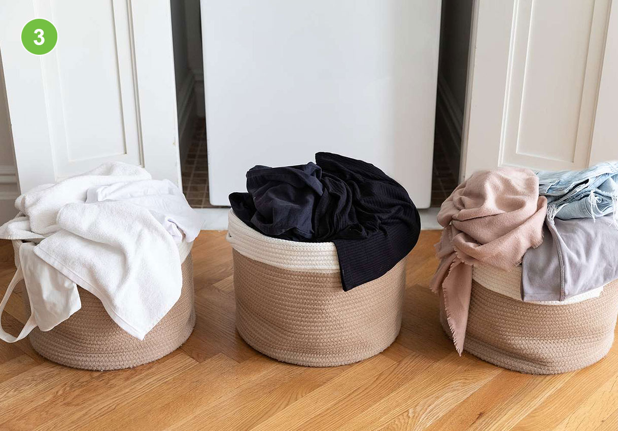 Stap 3: drie wasmanden met was gesorteerd op kleur: wit, donker en bont