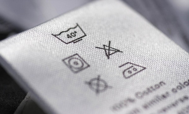 Waslabel in kleding