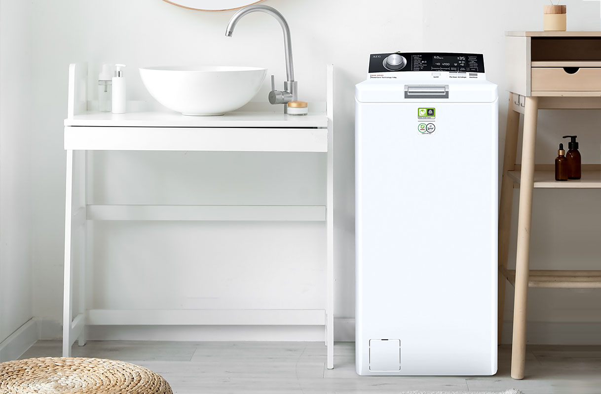 Bovenlader wasmachine in badkamer.